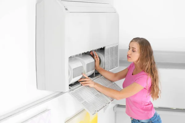 Młoda Kobieta Naprawianie Klimatyzatora Domu — Zdjęcie stockowe