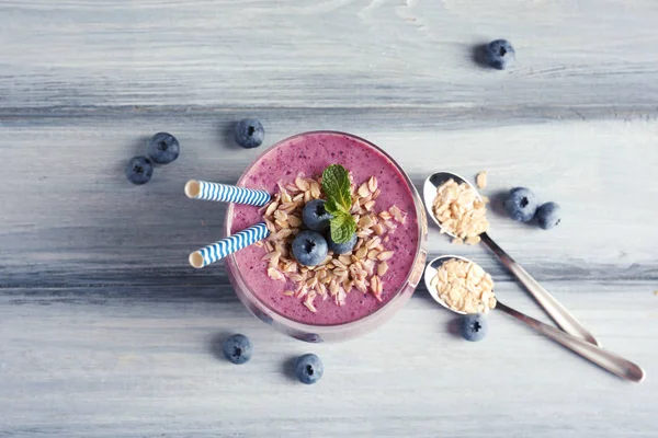 Leckerer Blaubeer Smoothie Glas Beeren Und Haferflocken Auf Holztisch Draufsicht — Stockfoto