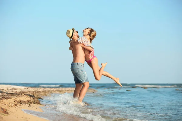 Giovane Coppia Con Chitarra Cenare Romantica Sulla Spiaggia — Foto Stock