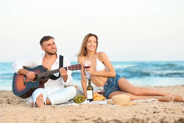Giovane Coppia Con Chitarra Cenare Romantica Sulla Spiaggia — Foto Stock