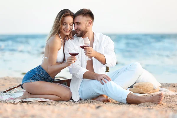 Junges Paar Mit Weingläsern Strand — Stockfoto