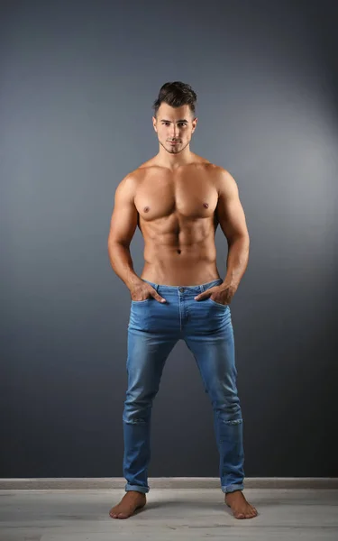 Hombre Joven Sin Camisa Jeans Con Estilo Cerca Pared Gris — Foto de Stock