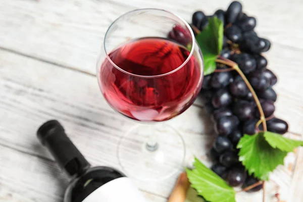 Copo Garrafa Vinho Tinto Com Uvas Frescas Maduras Suculentas Mesa — Fotografia de Stock