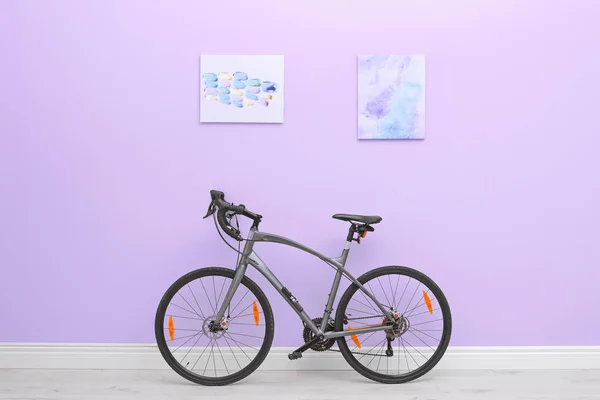 Εσωτερικό Δωμάτιο Σύγχρονη Ποδήλατο Χρώμα Τοίχο — Φωτογραφία Αρχείου