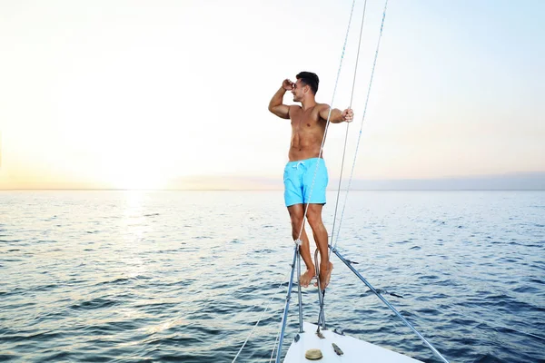 Young Wealthy Man Yacht Enjoying Sunset — Stock Photo, Image