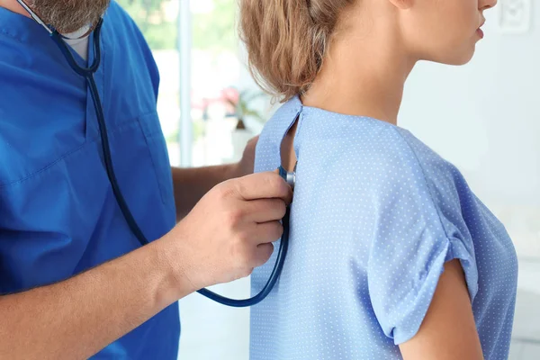 Klinik muayene kadın hastada erkek sağlık görevlisi