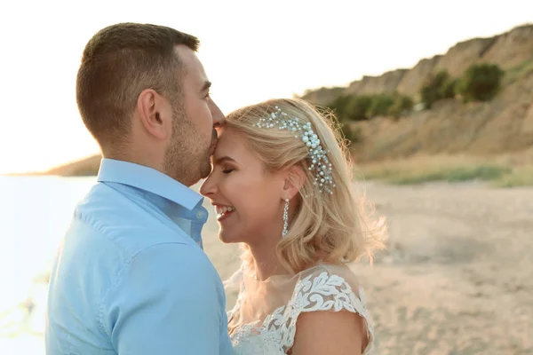 Свадебная Пара Жених Целует Невесту Пляже — стоковое фото