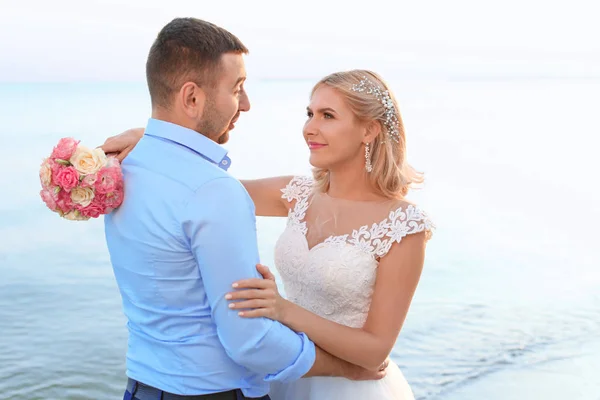 Свадебная Пара Невеста Жених Обнимаются Пляже — стоковое фото