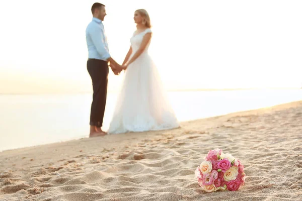 Bouquet Och Bröllop Par Stranden Utrymme För Text — Stockfoto