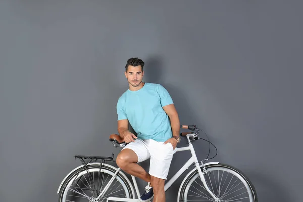 Csinos Fiatal Csípő Férfi Kerékpár Színes Háttérrel — Stock Fotó