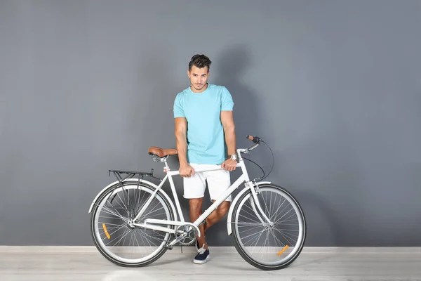 Красивий Молодий Хіпстер Велосипедом Біля Кольорової Стіни — стокове фото