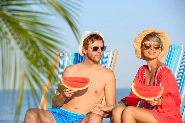 Pareja Joven Con Rodajas Sandía Sillas Playa Costa —  Fotos de Stock