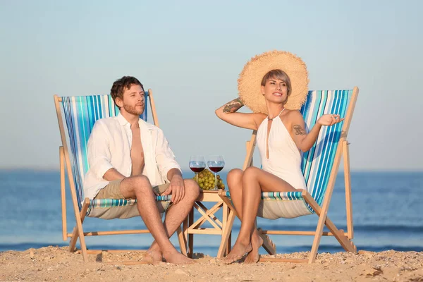 Pareja Joven Haciendo Picnic Con Vino Uvas Playa — Foto de Stock