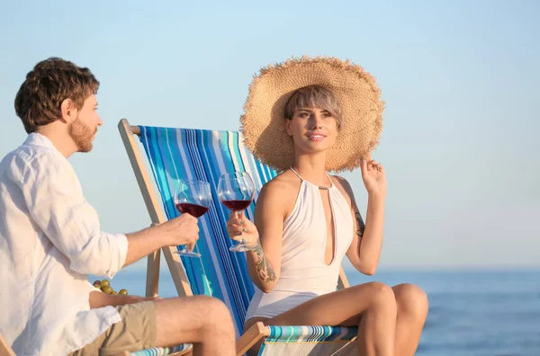 Pareja Joven Con Copas Vino Sillas Playa Costa — Foto de Stock