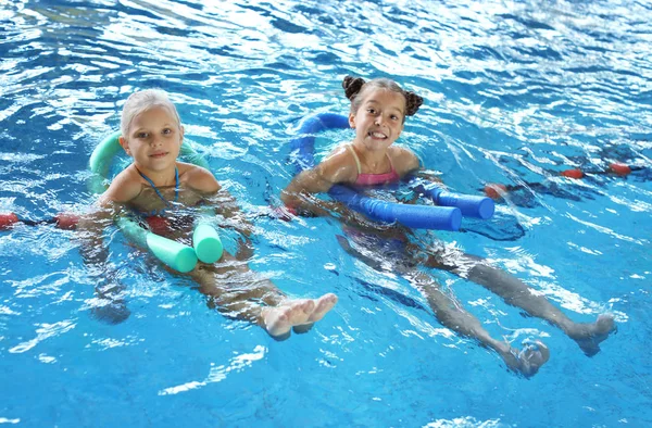 Weinig Kinderen Met Noedels Zwemmen Overdekt Zwembad — Stockfoto