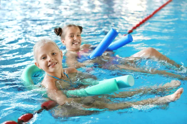Weinig Kinderen Met Noedels Zwemmen Overdekt Zwembad — Stockfoto