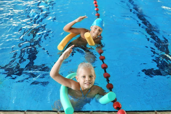 Niños Pequeños Con Fideos Para Nadar Piscina Cubierta — Foto de Stock