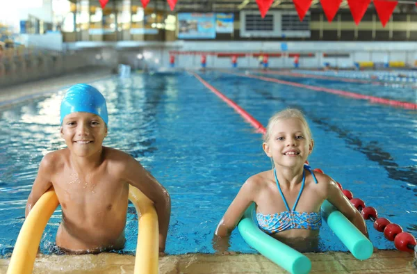 Niños Pequeños Con Fideos Para Nadar Piscina Cubierta — Foto de Stock