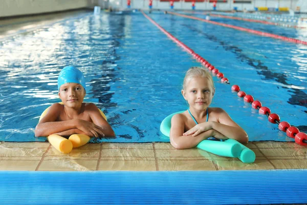 Niños Pequeños Con Fideos Para Nadar Piscina Cubierta — Foto de Stock