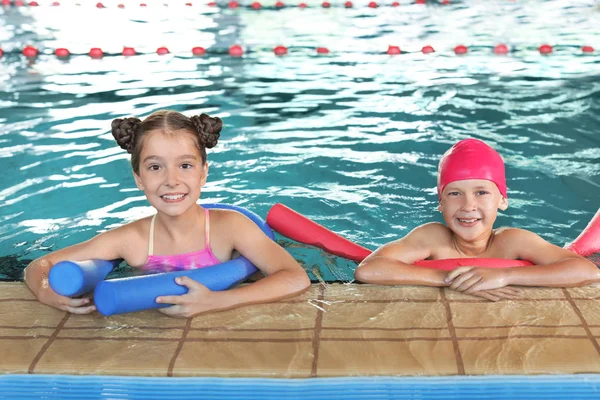 Niños Pequeños Con Fideos Para Nadar Piscina Cubierta — Foto de Stock