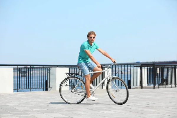 Красивий Молодий Чоловік Їде Велосипеді Відкритому Повітрі Сонячний День — стокове фото