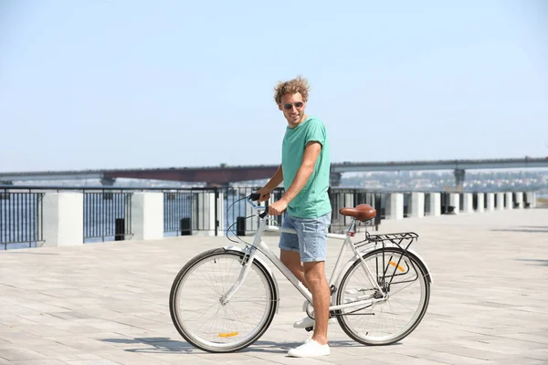 Красивий Молодий Чоловік Велосипедом Відкритому Повітрі Сонячний День — стокове фото
