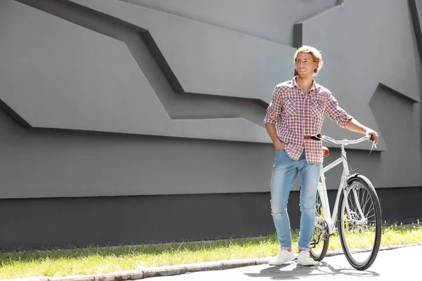 Красивий Молодий Чоловік Велосипедом Біля Сірої Стіни Відкритому Повітрі Простір — стокове фото