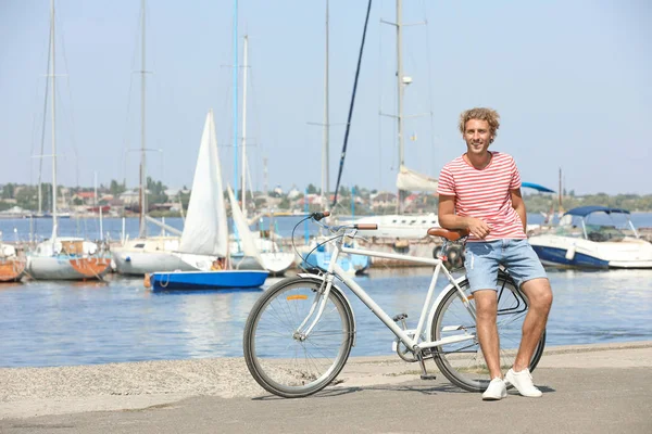 Красивий Чоловік Велосипедом Пірсі Сонячний День — стокове фото