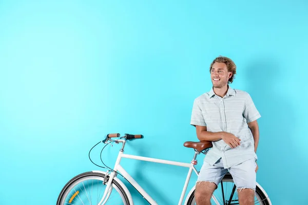 Bello Uomo Con Bicicletta Sullo Sfondo Colore Spazio Testo — Foto Stock