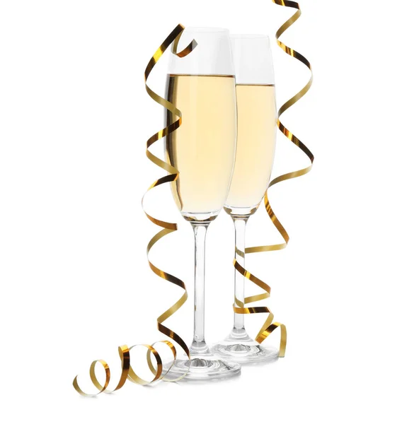 Sklenic Šampaňského Stuhami Bílém Pozadí — Stock fotografie