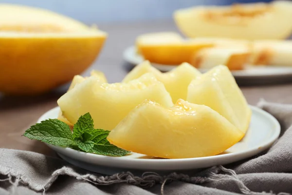 Piatto Con Melone Dolce Tagliato Sul Tavolo — Foto Stock