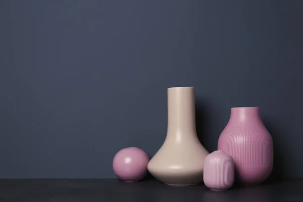 Mooie Keramische Vazen Tafel Tegen Kleur Muur Met Ruimte Voor — Stockfoto