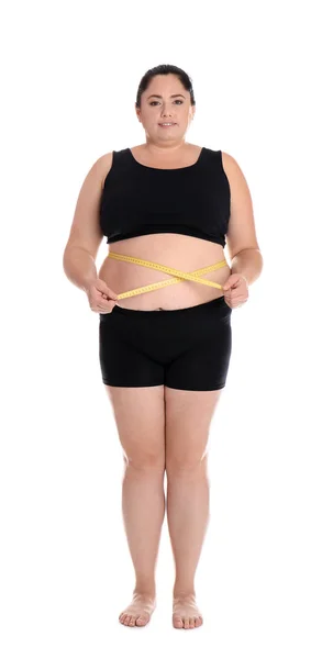 白い背景の上のテープを測定する場合の太った女性の完全な長さの肖像画 体重減少 — ストック写真