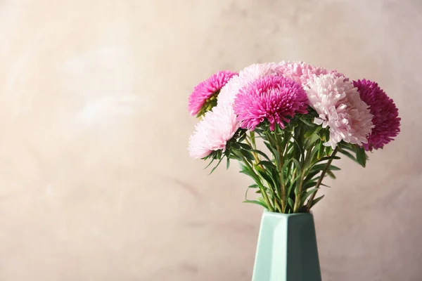 Güzel Aster Çiçek Buketi Vazoda Renkli Bir Arka Plana Dayanır — Stok fotoğraf