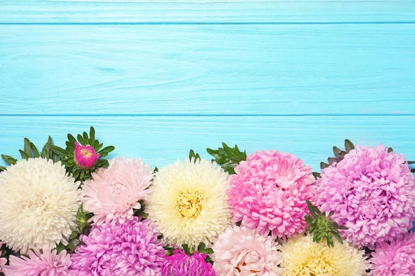Krásné Aster Květiny Prostor Pro Text Dřevěné Pozadí Ploché Rozložení — Stock fotografie