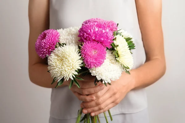 Kvinna Med Vackra Aster Blombukett Mot Ljus Bakgrund — Stockfoto