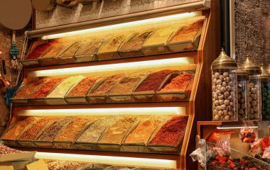 Raflar Market renkli Aromatik baharatlar ile