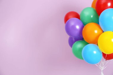 Parlak balonlar ve renk arka plan metin için yer