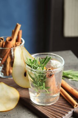 Biberiye ve tarçın tablo ile lezzetli ferahlatıcı kokteyl