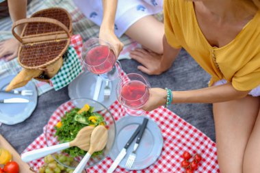Piknik açık havada yaz gününde, closeup genç kadın