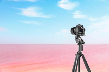 Pembe lake yakınındaki tripod üzerinde profesyonel fotoğraf makinesi