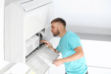 Sabitleme Klima Evde Genç adam