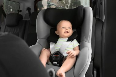 Çocuk güvenlik koltuğu araba içinde küçük bebek