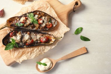 Masa lambası tarihinde dolması patlıcan ile düz yatıyordu kompozisyon