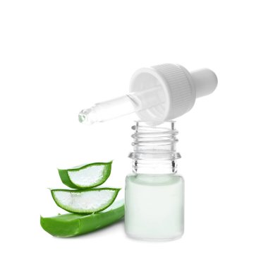 Aloe vera suyu ve beyaz zemin üzerine dilimlenmiş yaprakları ile şişe