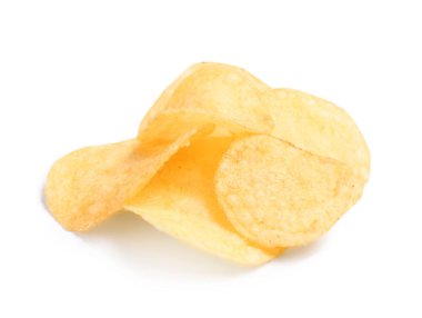 beyaz zemin üzerine lezzetli çıtır patates cipsi