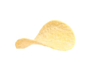 Beyaz zemin üzerine lezzetli çıtır patates cipsi