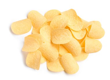 beyaz zemin üzerine lezzetli çıtır patates cipsi