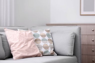 Divan odasında farklı yumuşak yastık. İç öğesi