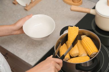 Ocakta, closeup tenceresi tarlada hazırlama kadın